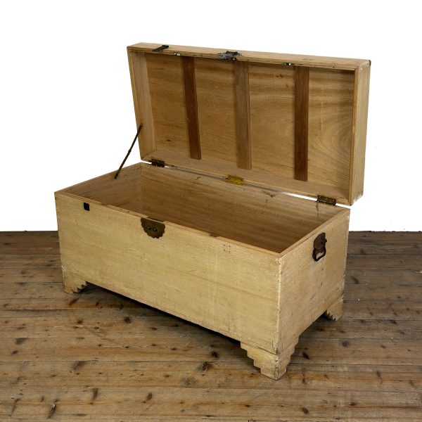 M-6810 Vintage Oriental Inspired Trunk (1)