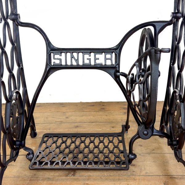 M-7013 Antique Singer Sewing Machine Tale (3)